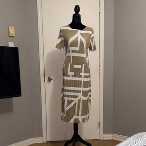 Plus Size White & Tan Graphic Midi Dress – Electric Pleated Satin-Like Fabric